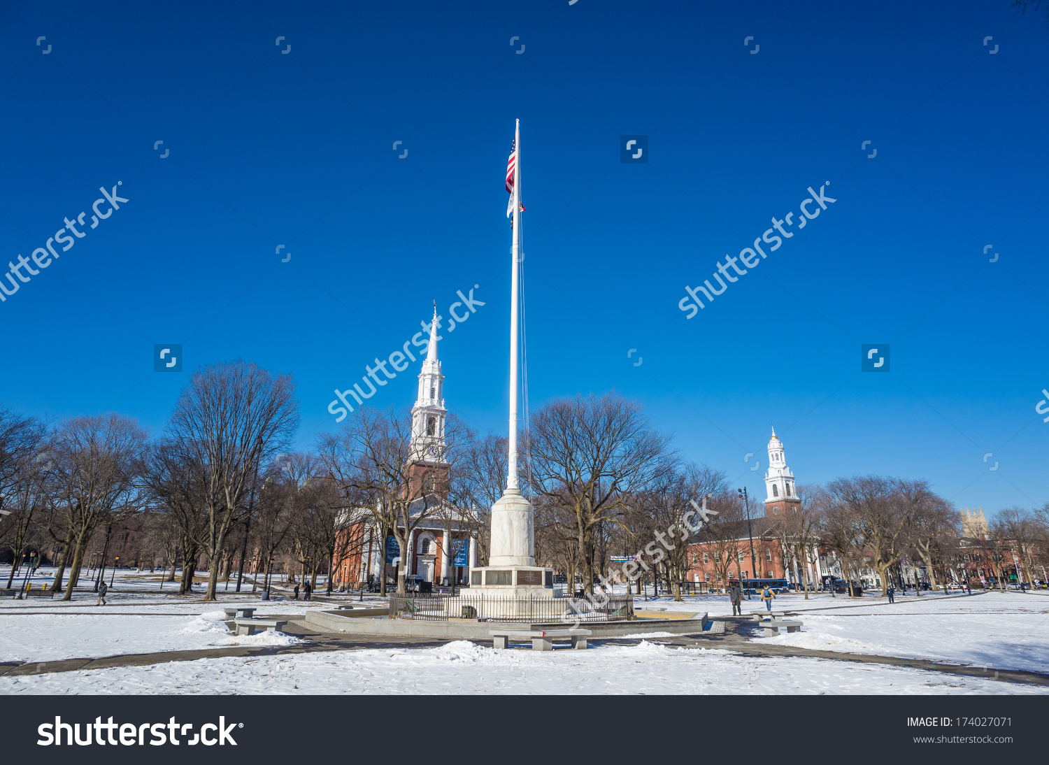 stockphotonewhavengreenwithsnowandblueskyaparkindowntown